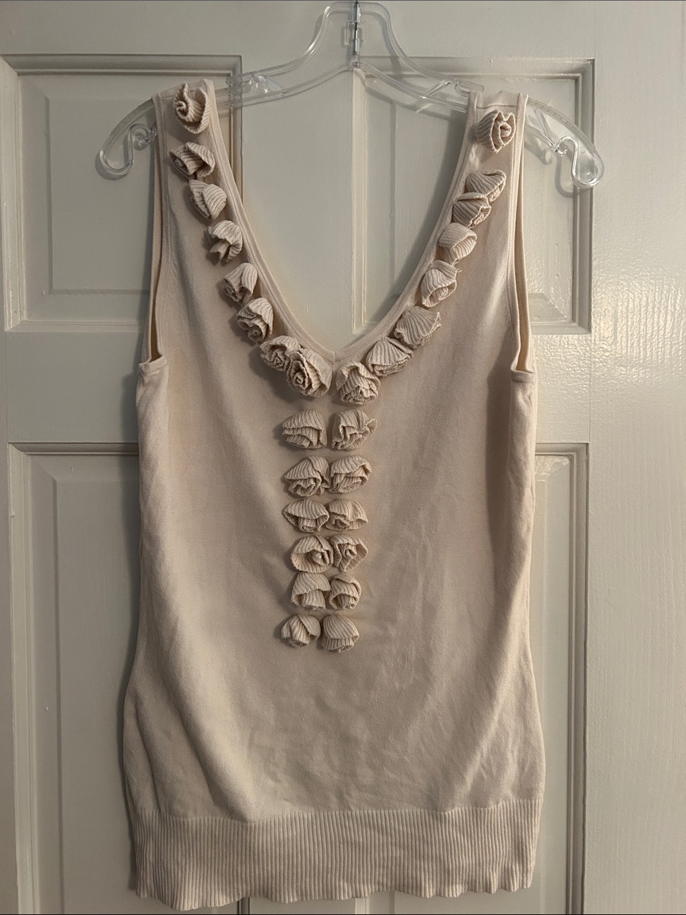 WHBM Sleeveless V-Neck Floral Appliqué Tank Top - Cream